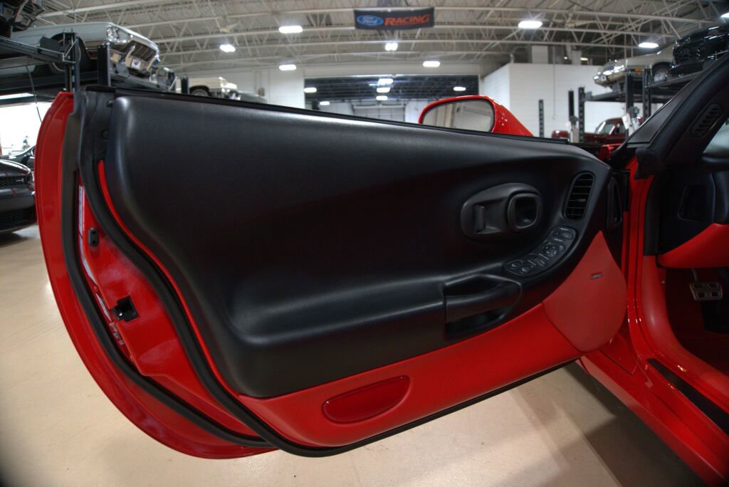 Used 2000 Chevrolet Corvette Coupe w/ Roof Pkg RWD image 30