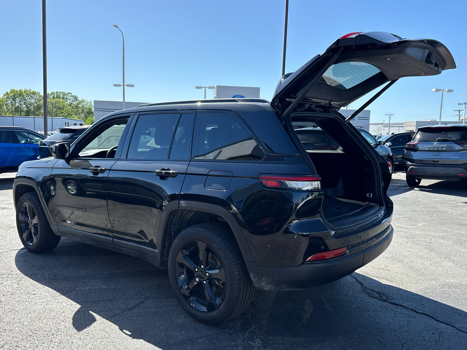 Used 2025 Jeep Grand Cherokee Limited w/ Black Appearance Package AWD/4WD image 18