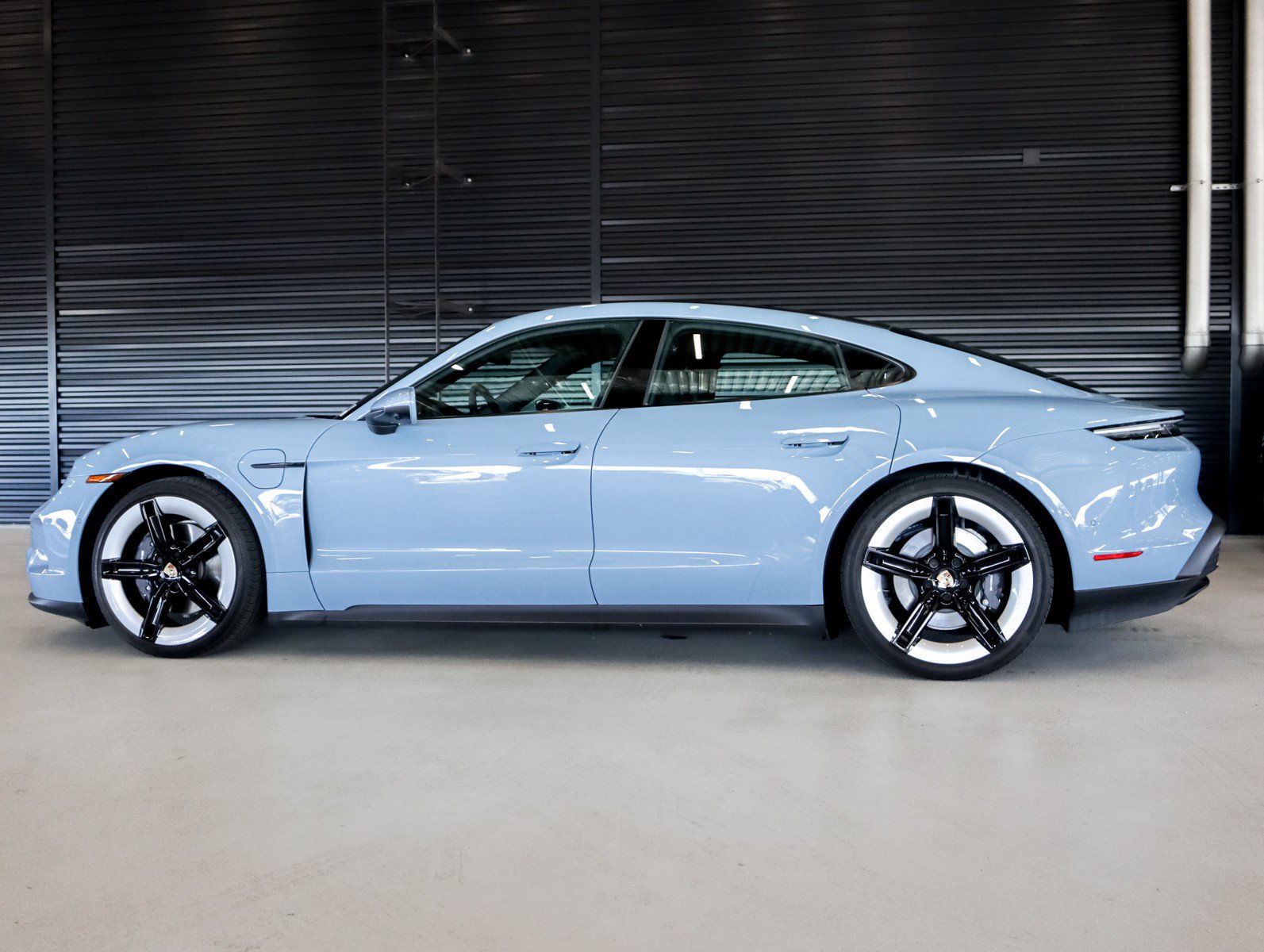 Used 2025 Porsche Taycan image 2