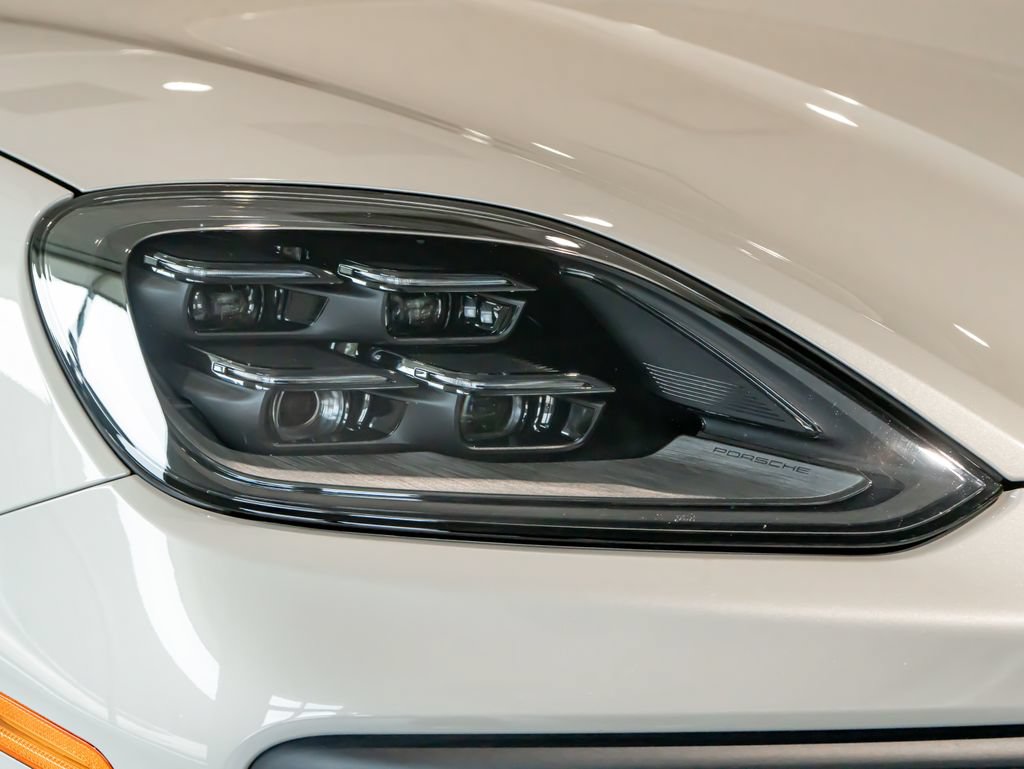 Certified 2025 Porsche Cayenne AWD/4WD image 34