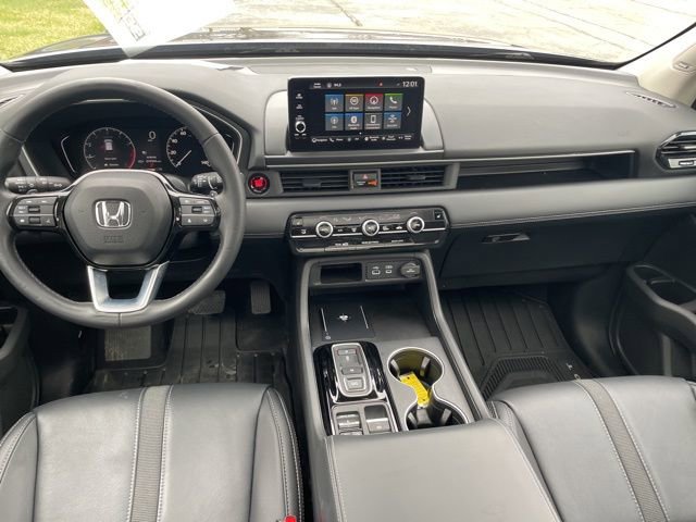 Used 2025 Honda Pilot Touring image 3