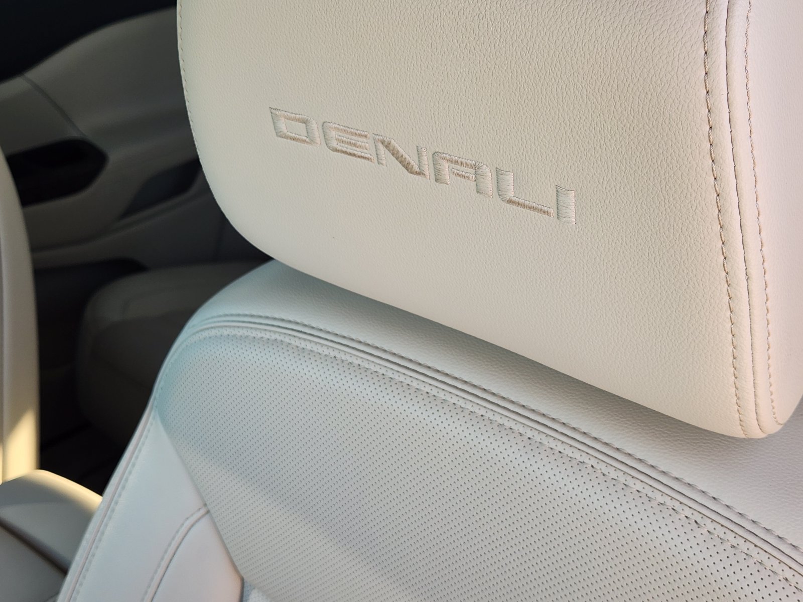 Used 2021 GMC Acadia Denali w/ Denali Technology Package FWD image 18