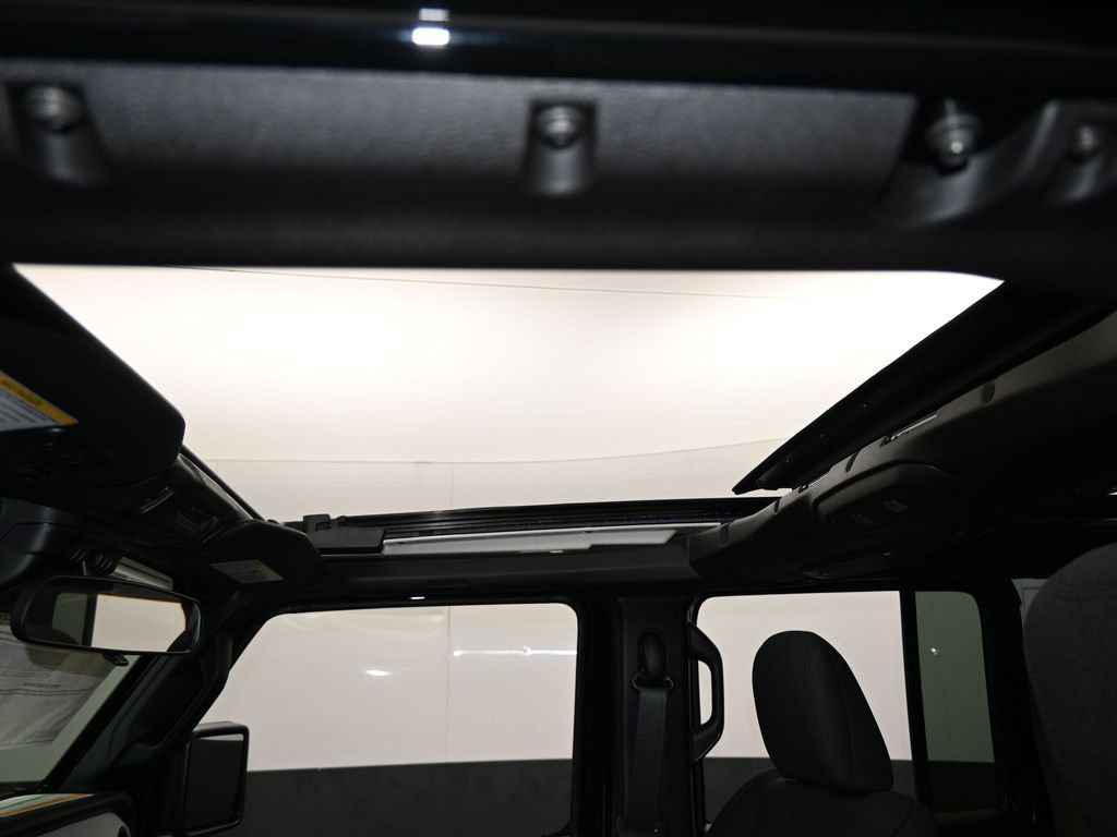 Used 2025 Jeep Wrangler Willys AWD/4WD image 11