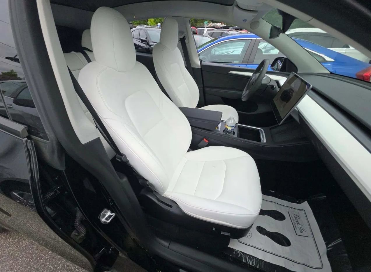 Used 2023 Tesla Model Y Performance AWD/4WD image 2
