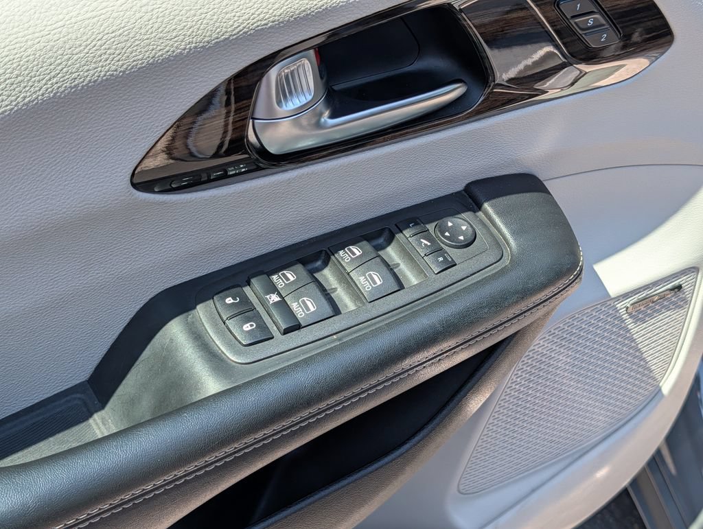Used 2022 Chrysler Pacifica Limited FWD image 14