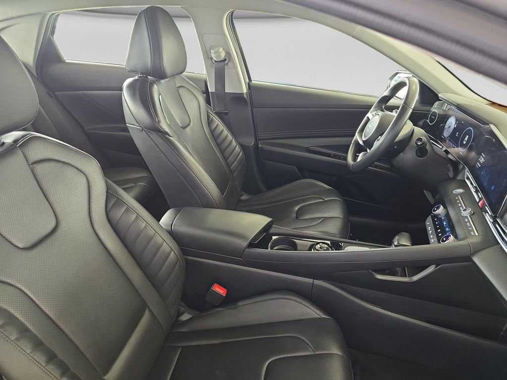 Used 2025 Hyundai Elantra Limited image 17
