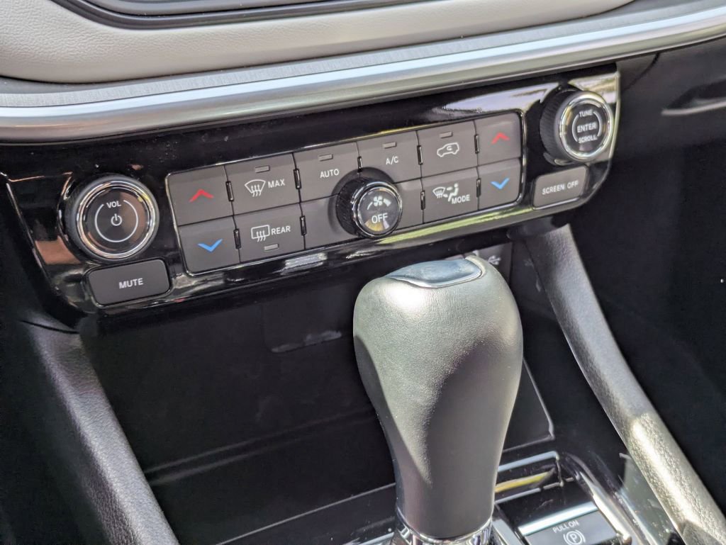 Used 2025 Jeep Compass Limited image 21