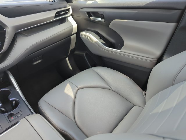 Used 2022 Toyota Highlander XLE FWD image 29