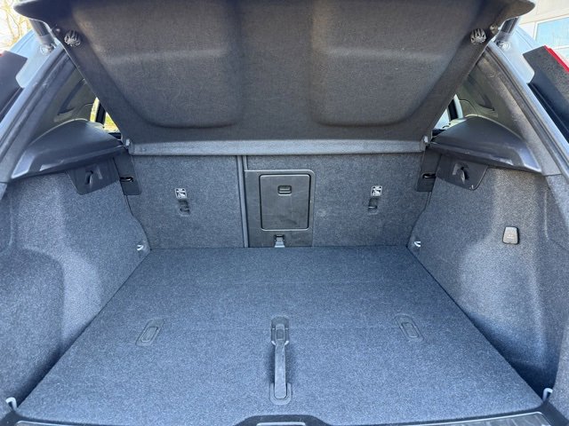 Used 2023 Volvo XC40 B5 Plus image 35