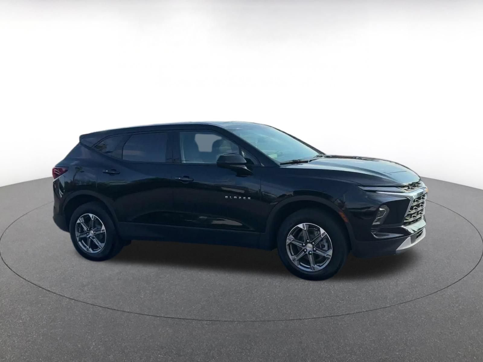 Used 2025 Chevrolet Blazer LT FWD image 2