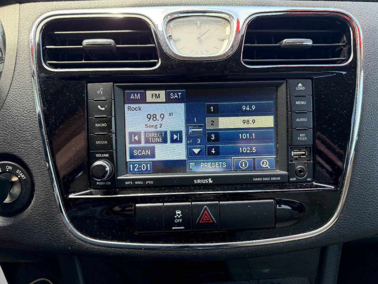 Used 2011 Chrysler 200 Touring FWD image 17
