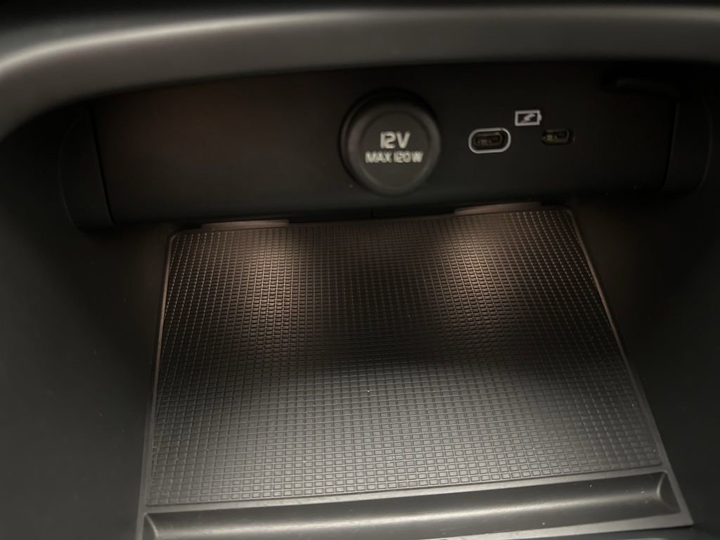 Used 2023 Volvo XC40 B5 Core image 23