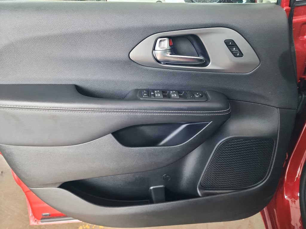 Used 2025 Chrysler Pacifica Select FWD image 12