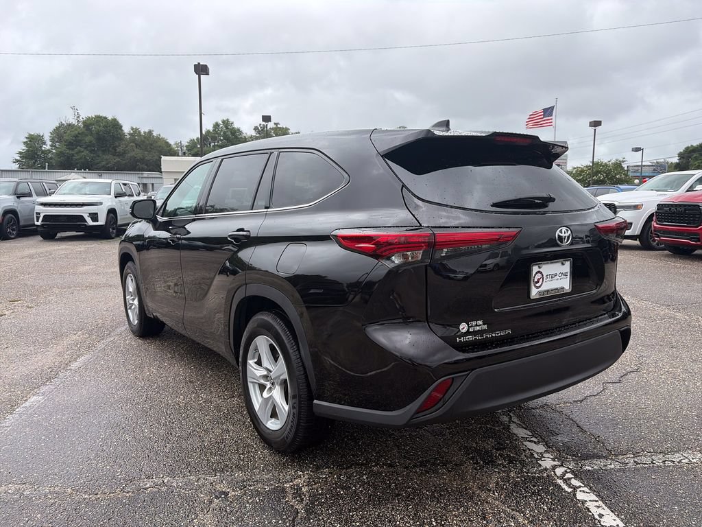 Used 2021 Toyota Highlander L FWD image 4