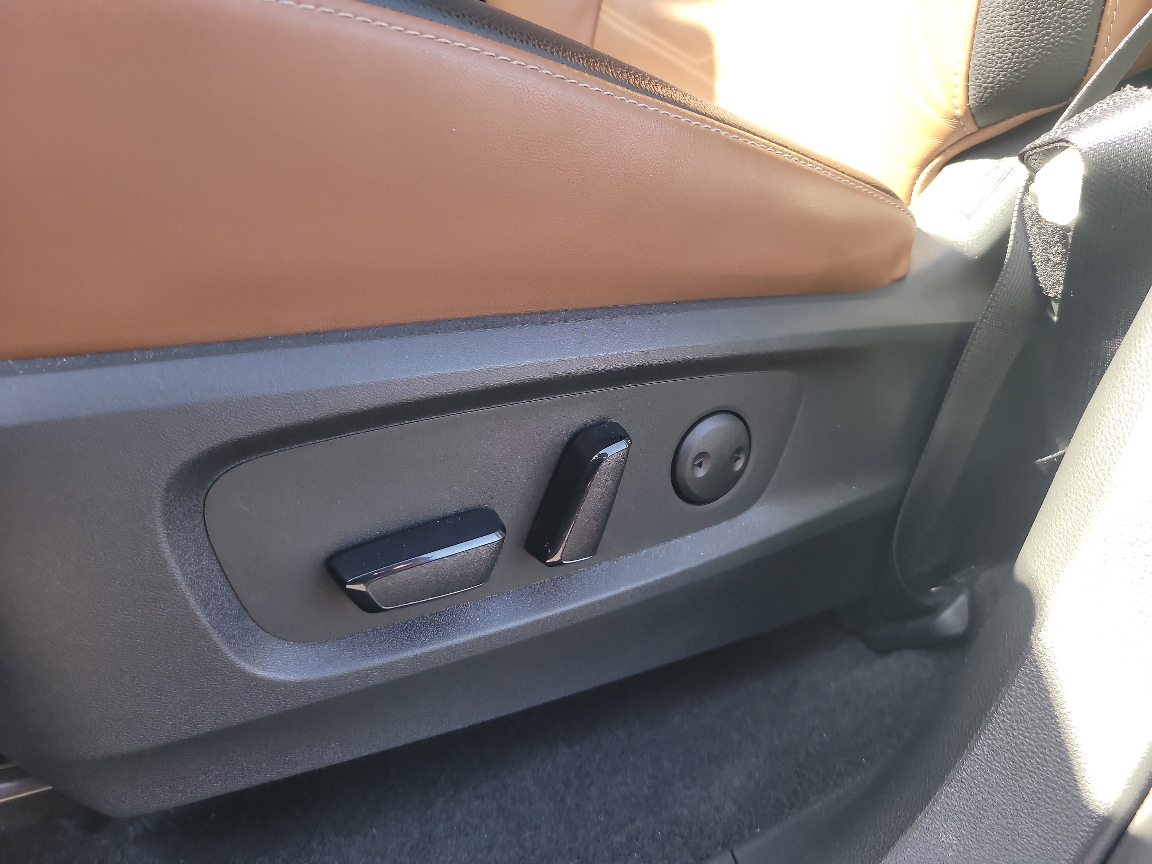 Used 2022 Nissan Pathfinder Platinum w/ Cargo Package image 18