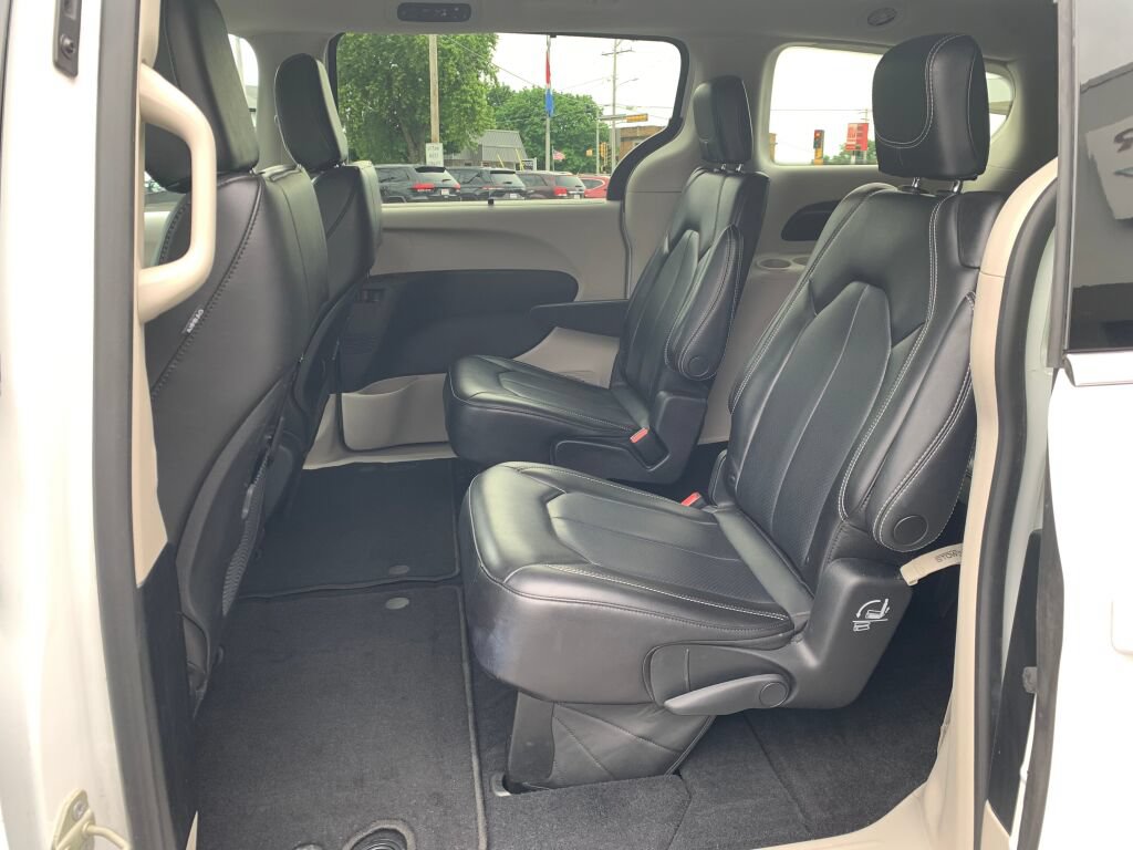Used 2023 Chrysler Pacifica Touring-L FWD image 21