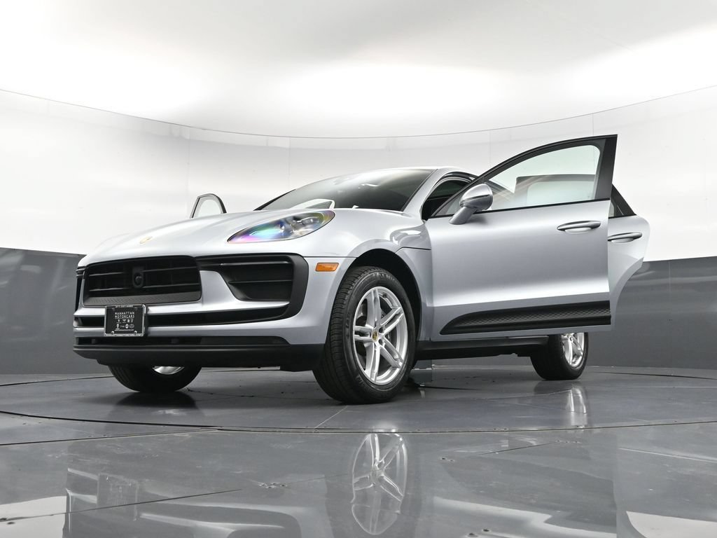 Certified 2025 Porsche Macan AWD/4WD image 37