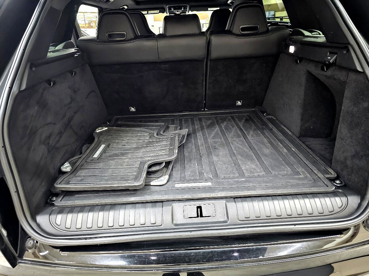 Used 2017 Land Rover Range Rover Sport SVR image 14