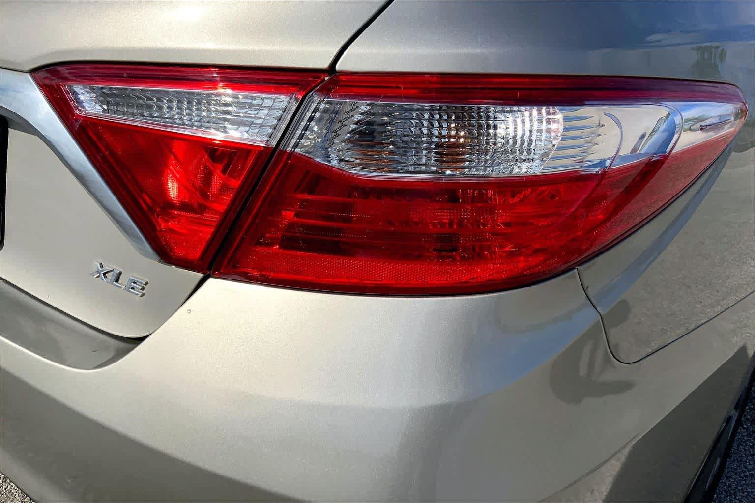 Used 2017 Toyota Camry XLE w/ Moonroof Package FWD image 30