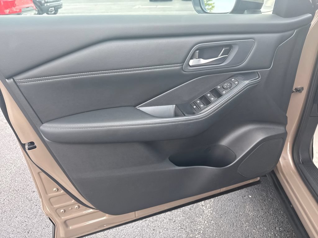 Used 2024 Nissan Rogue SV w/ SV Premium Package FWD image 12
