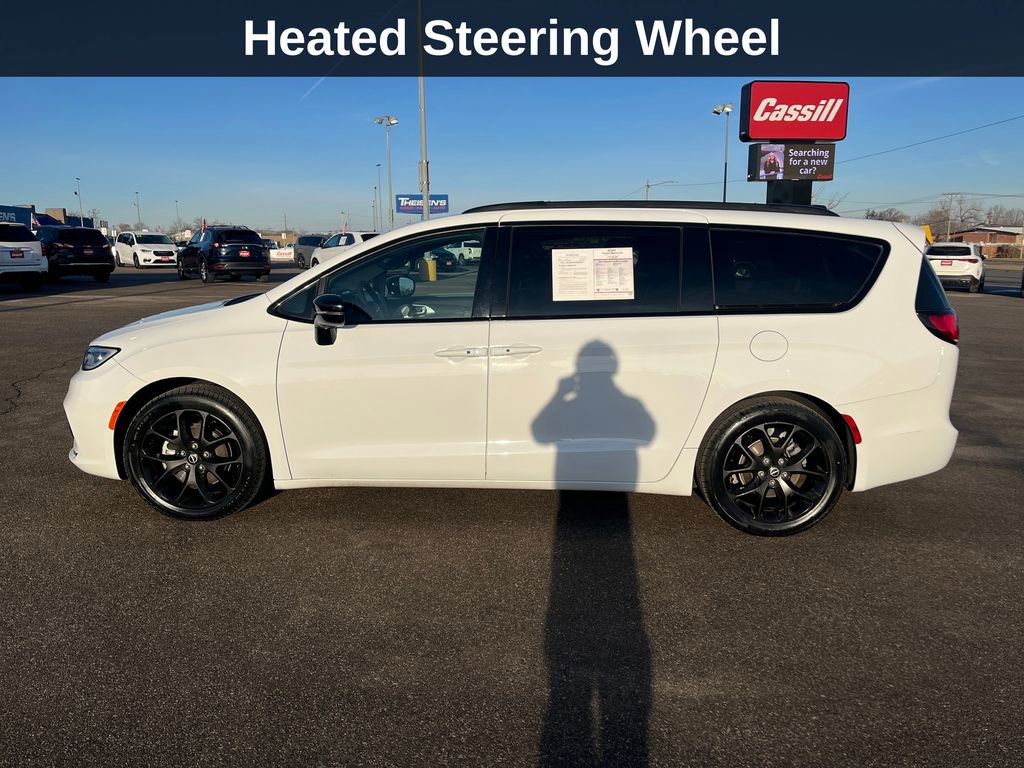 Used 2025 Chrysler Pacifica Limited image 2