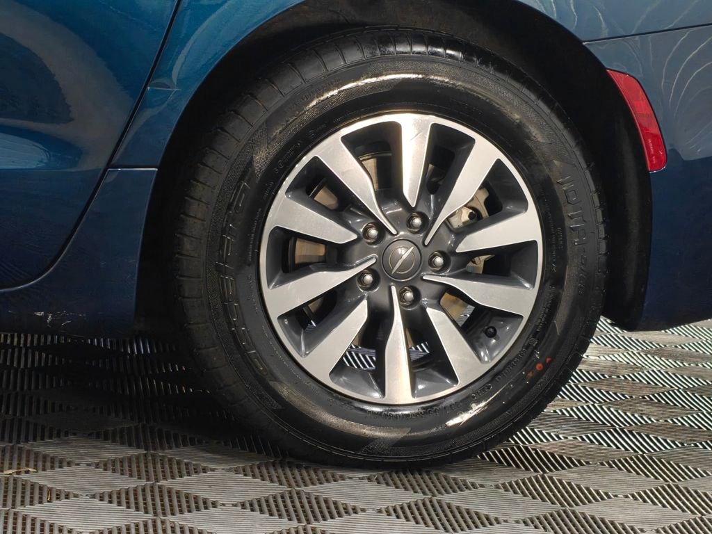 Used 2021 Chrysler Pacifica Touring-L image 69