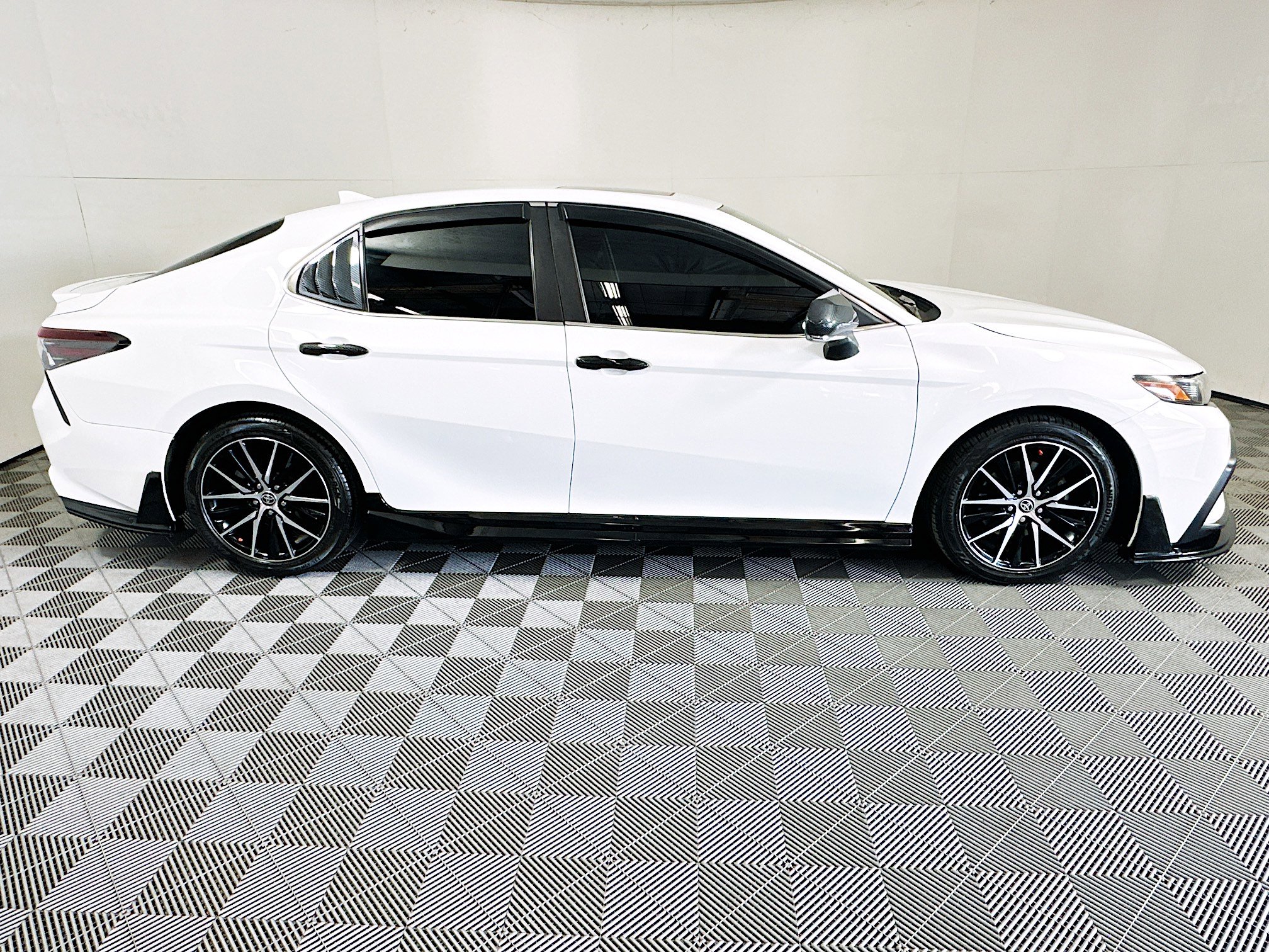 Used 2022 Toyota Camry SE w/ Audio Upgrade Package FWD image 2