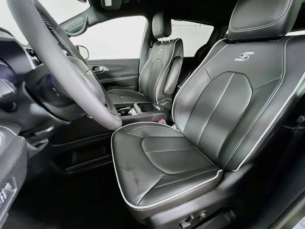 New 2027 Chrysler Pacifica Limited w/ Family Tech Group FWD image 23