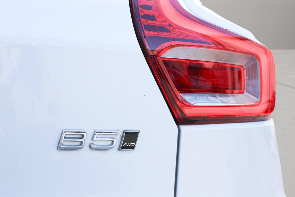 Certified 2025 Volvo XC40 B5 Plus AWD/4WD image 32