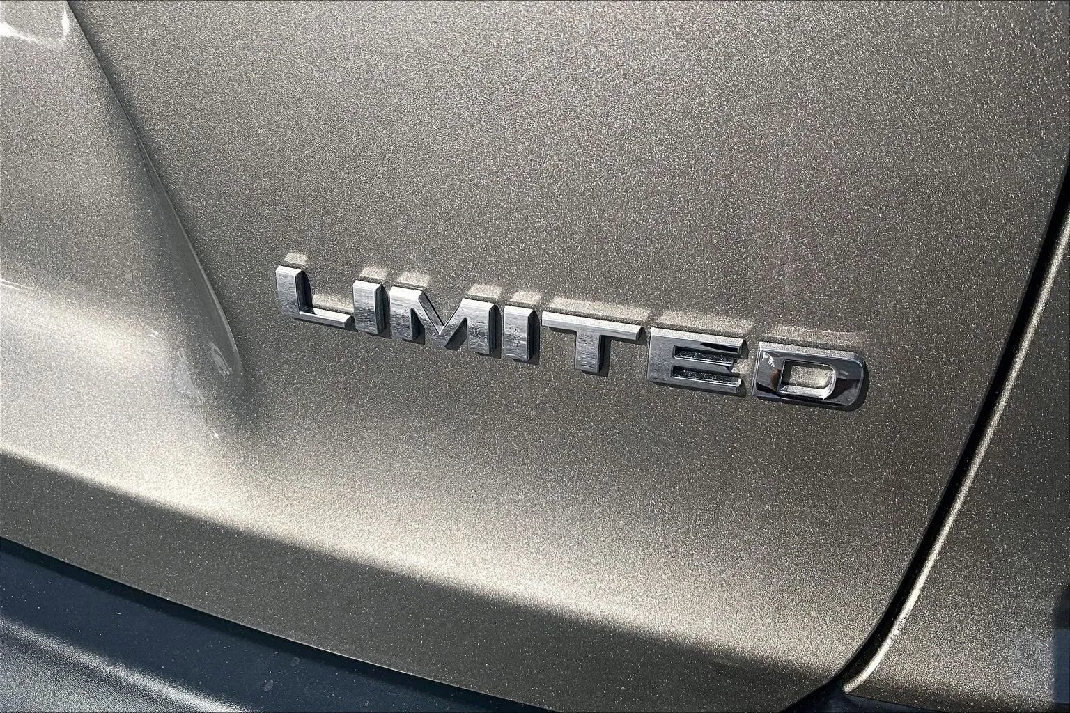 Used 2019 Jeep Cherokee Limited image 32