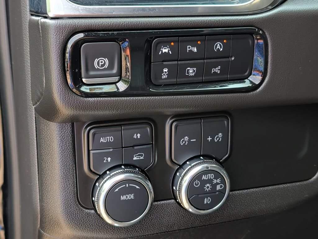 Used 2025 GMC Yukon XL Denali AWD/4WD image 14