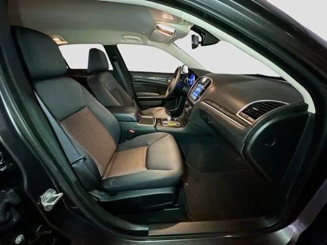 Used 2022 Chrysler 300 Touring w/ Sport Appearance Package image 21