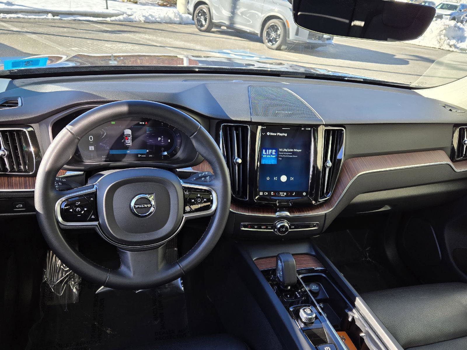 Used 2024 Volvo XC60 B5 Plus image 9