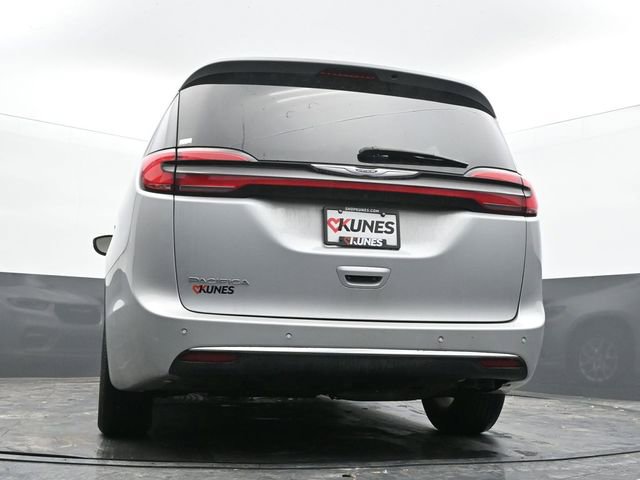 Used 2024 Chrysler Pacifica Touring-L image 49