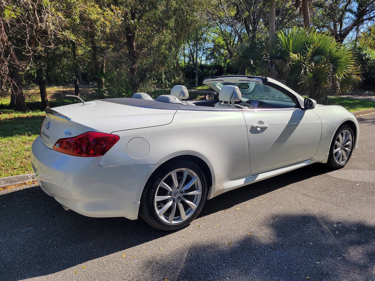 Used 2014 INFINITI Q60 Convertible w/ Premium Package image 6
