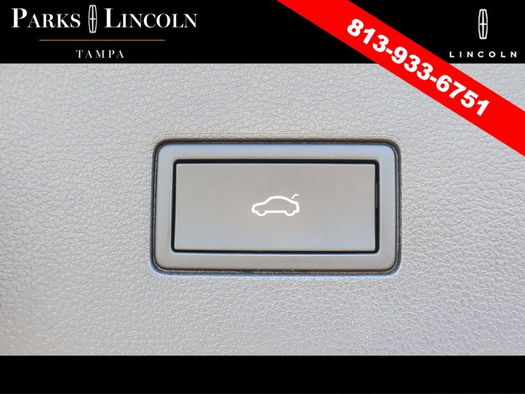 Used 2025 Volkswagen Atlas Peak Edition SE AWD/4WD image 9