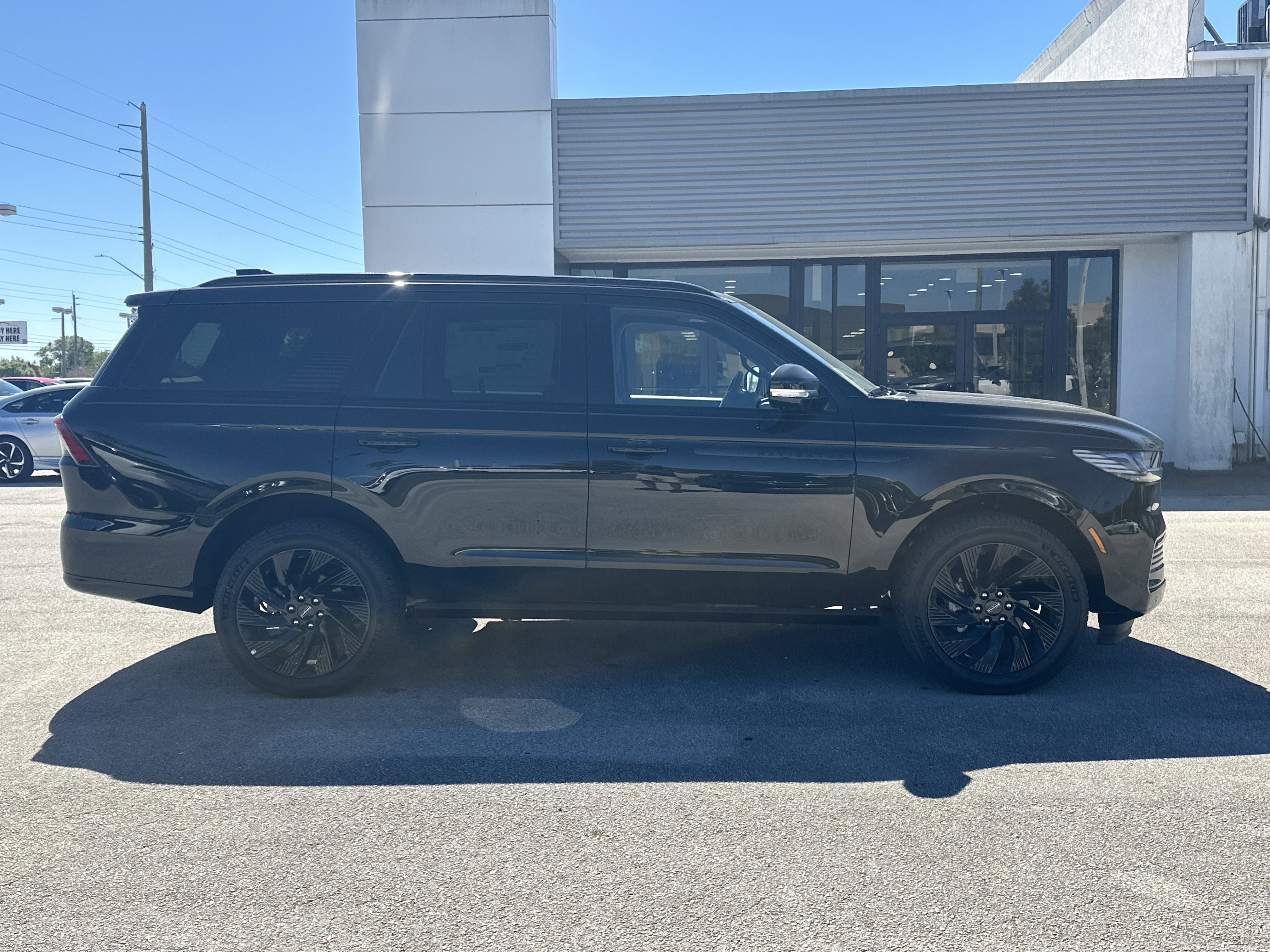 New 2025 Lincoln Navigator Reserve w/ Jet Appearance Package image 5