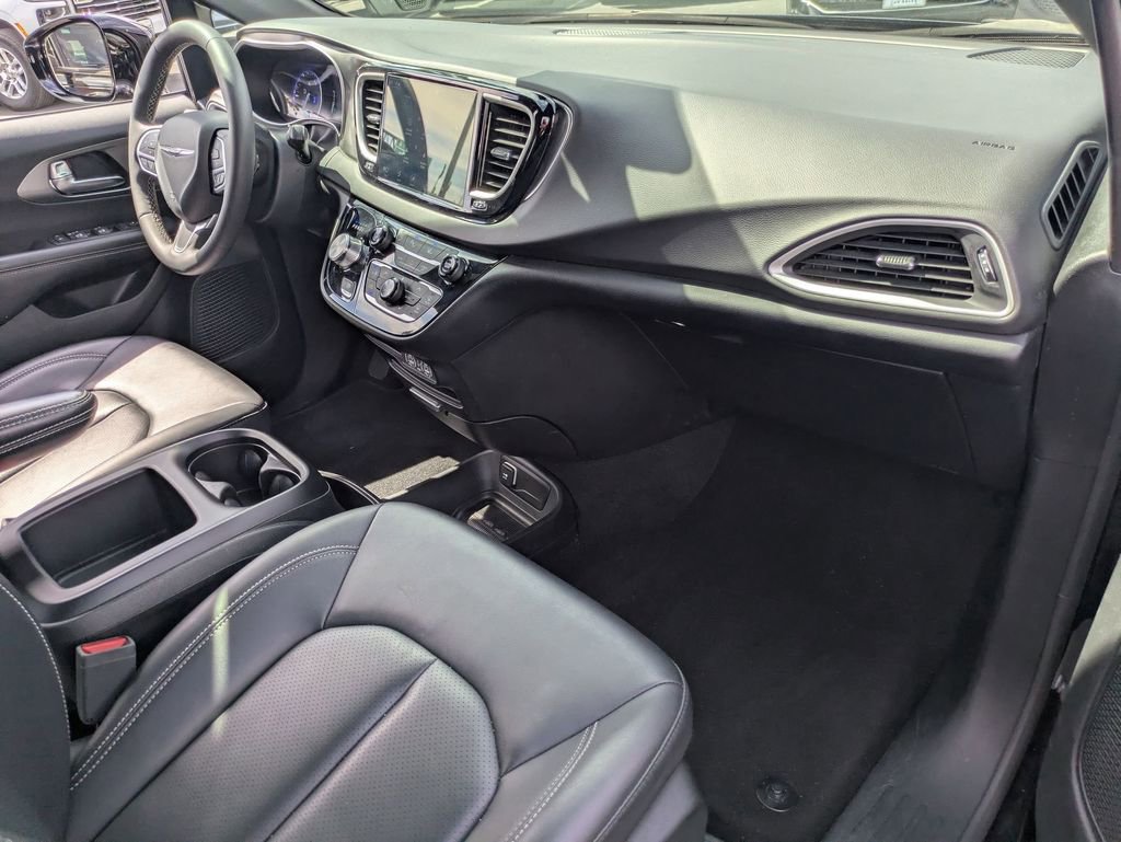 Used 2025 Chrysler Pacifica Select image 30