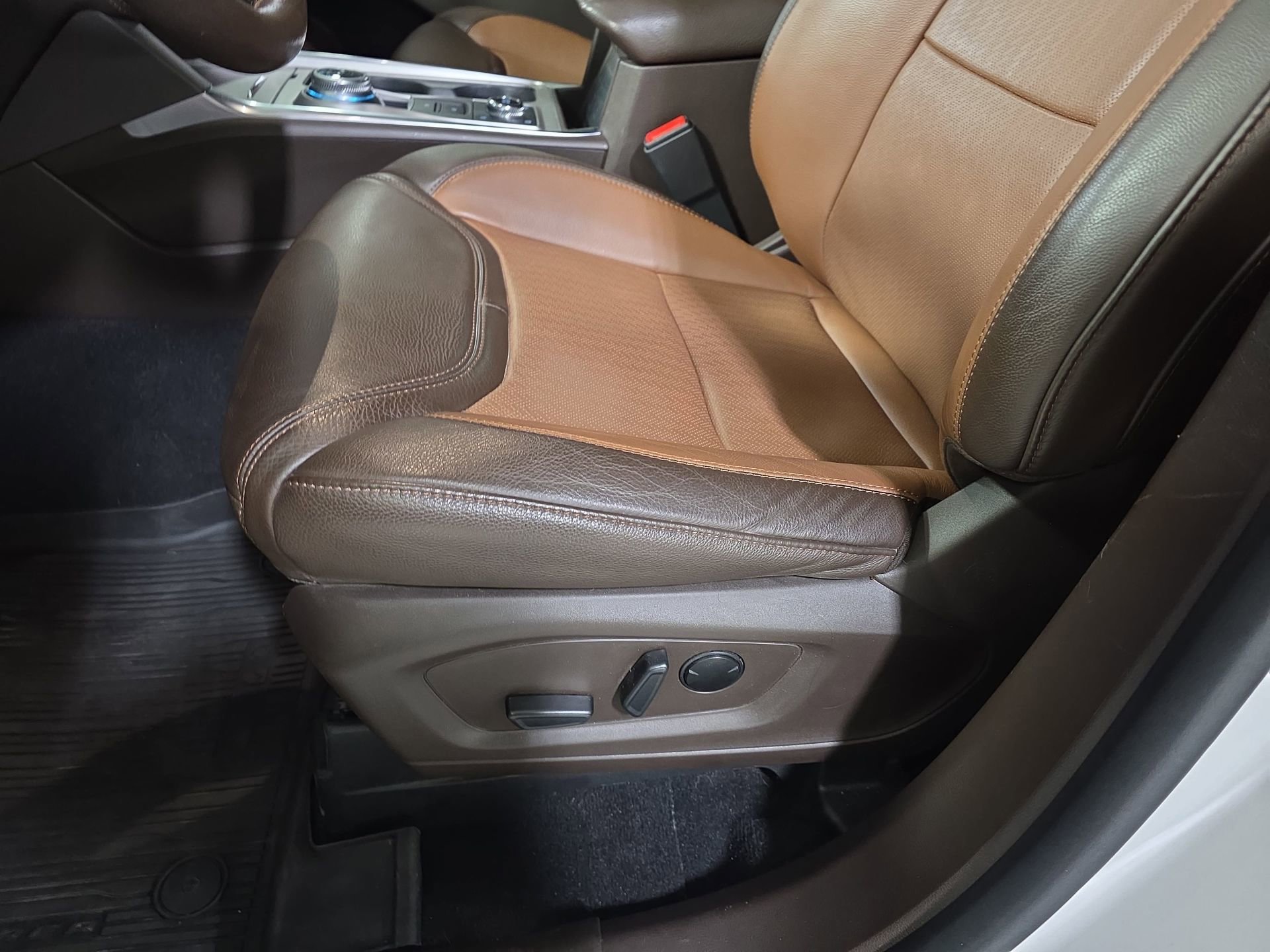 Used 2023 Ford Explorer King Ranch w/ Technology Package image 28