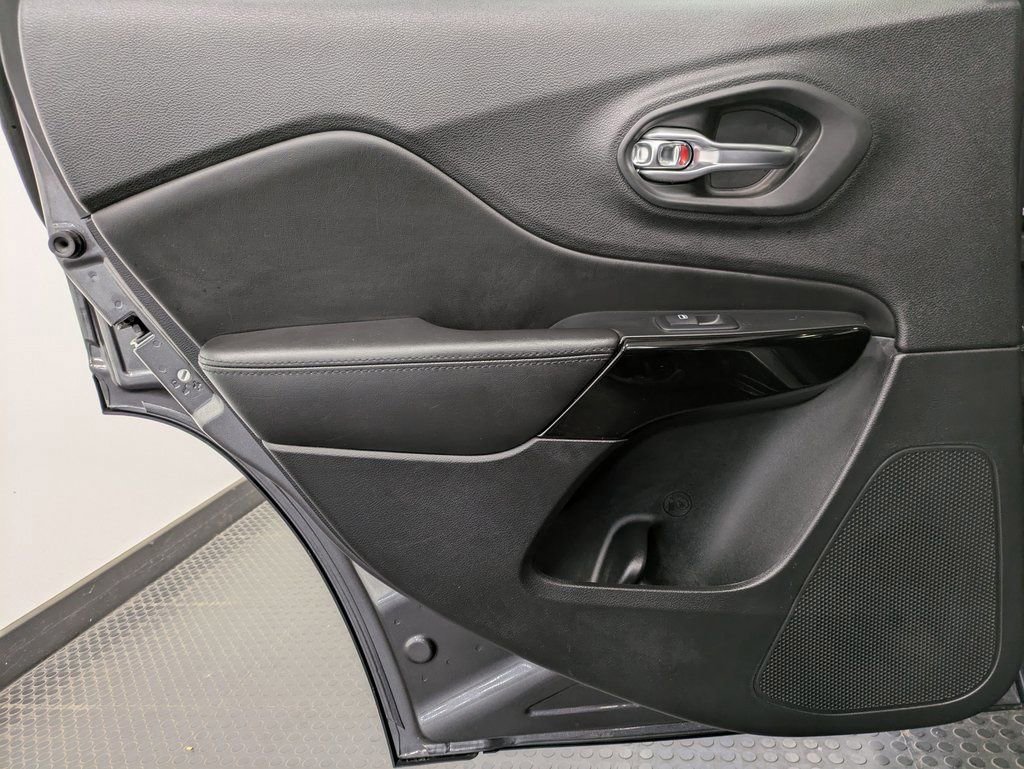 Used 2019 Jeep Cherokee Latitude Plus image 23