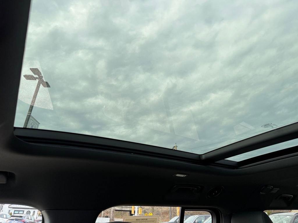 Used 2025 Land Rover Defender 130 X-Dynamic SE image 32