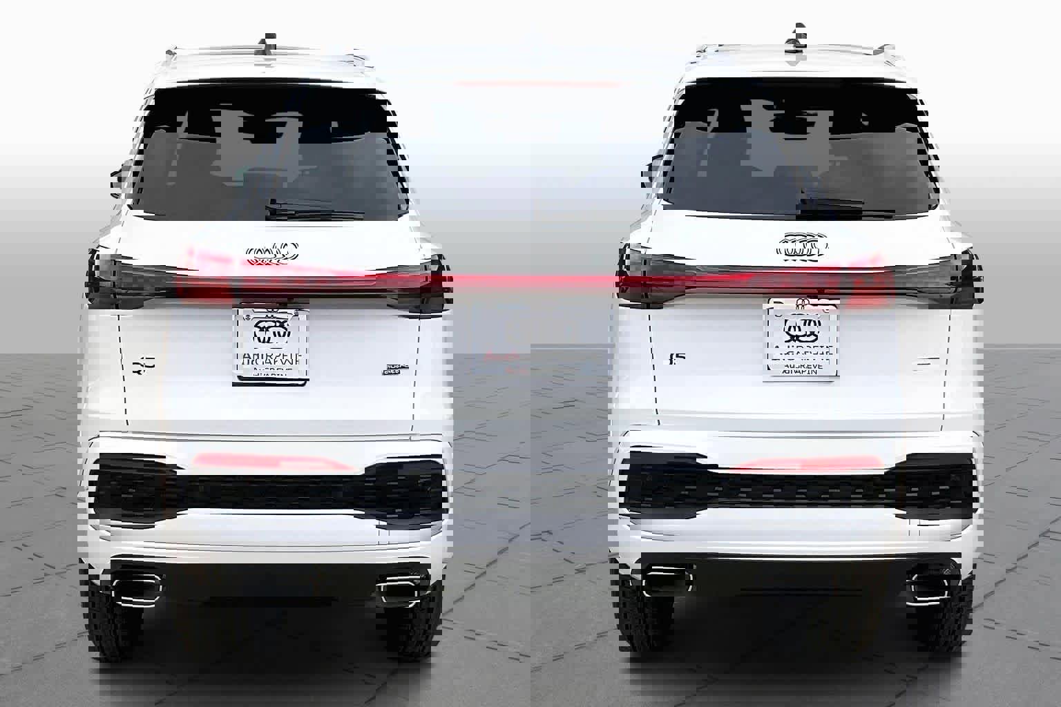 Used 2025 Audi Q5 Premium w/ Convenience Package image 4