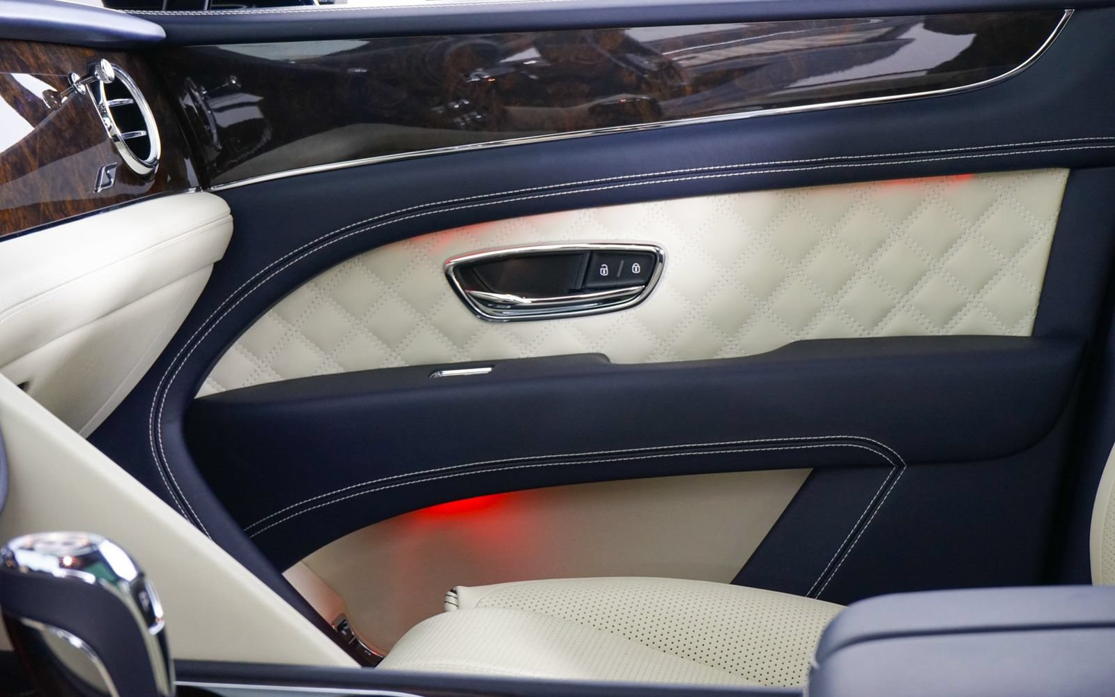 Used 2022 Bentley Bentayga AWD/4WD image 24