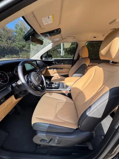 Used 2024 Kia Carnival EX image 30