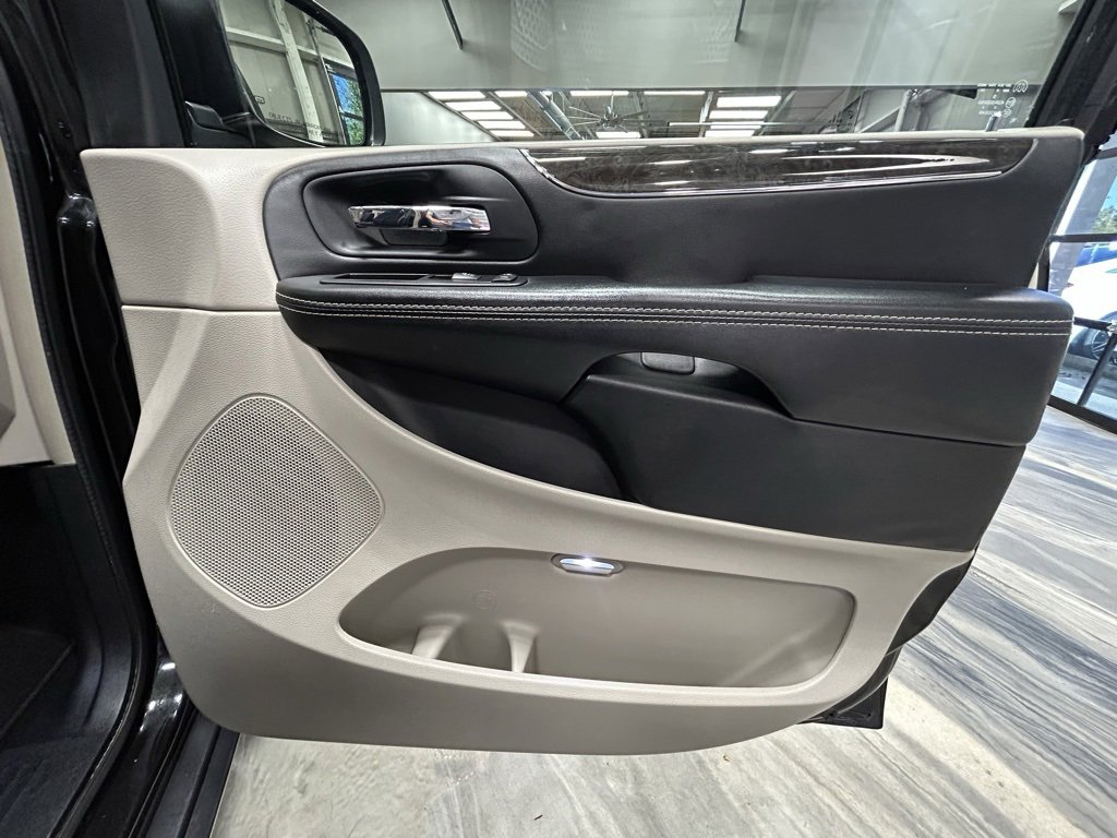 Used 2015 Chrysler Town & Country Touring image 36