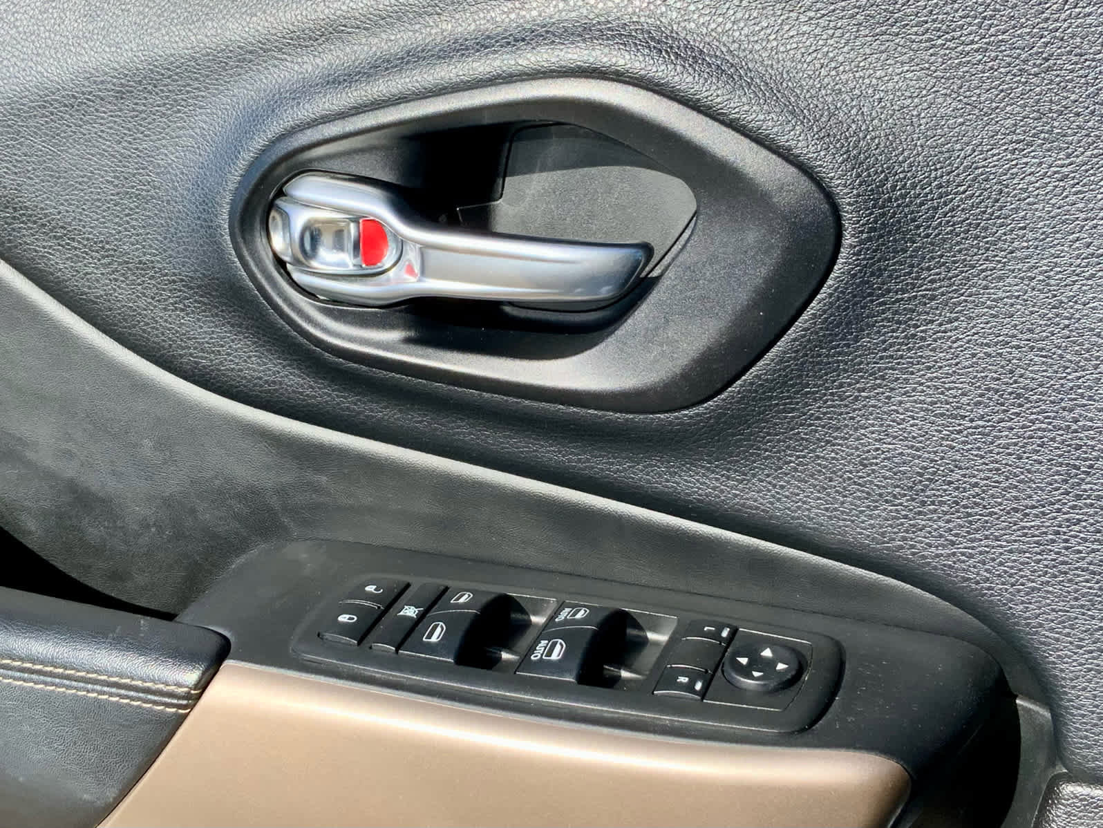 Used 2018 Jeep Cherokee Limited image 49