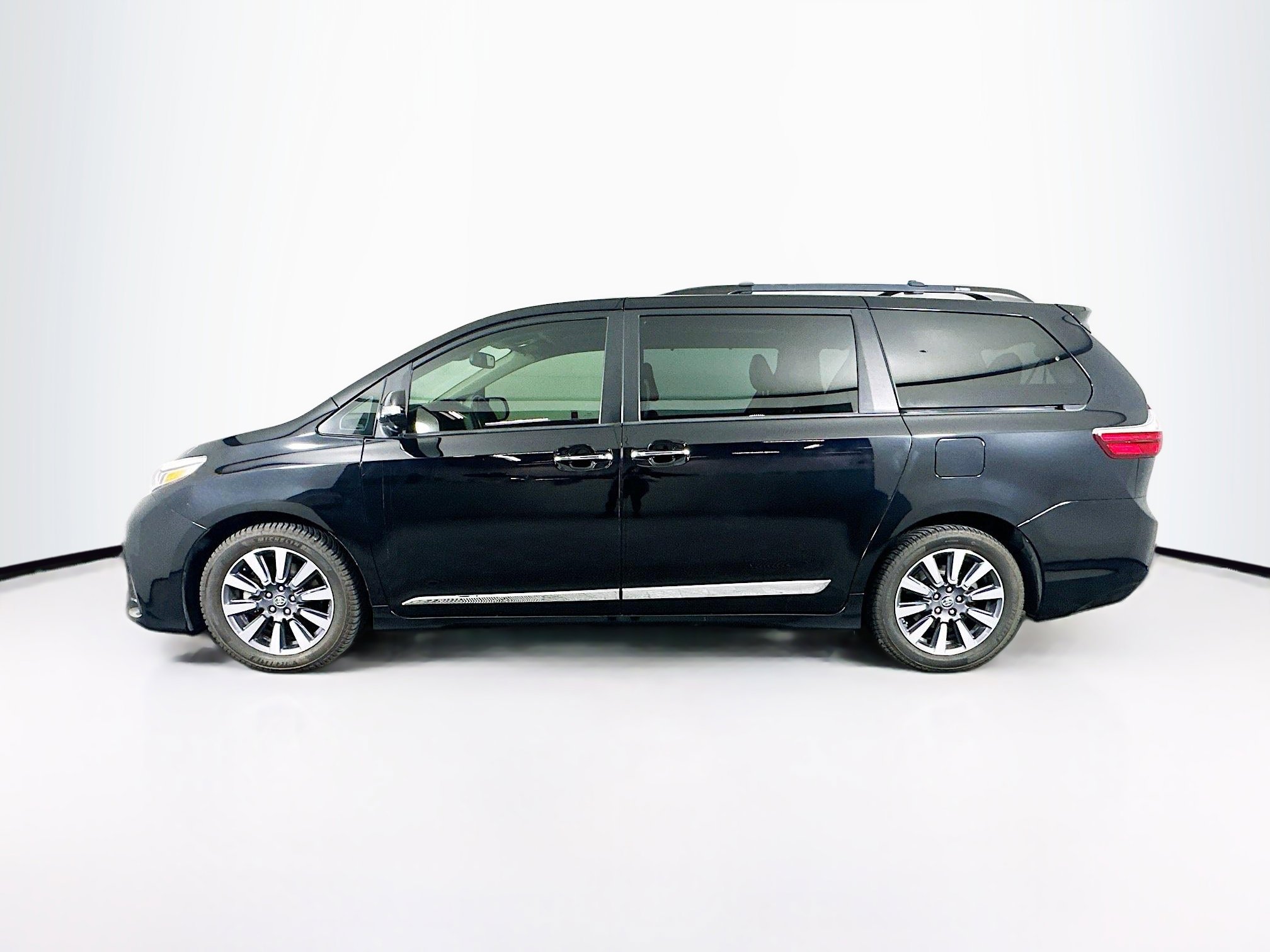 Used 2018 Toyota Sienna Limited image 4