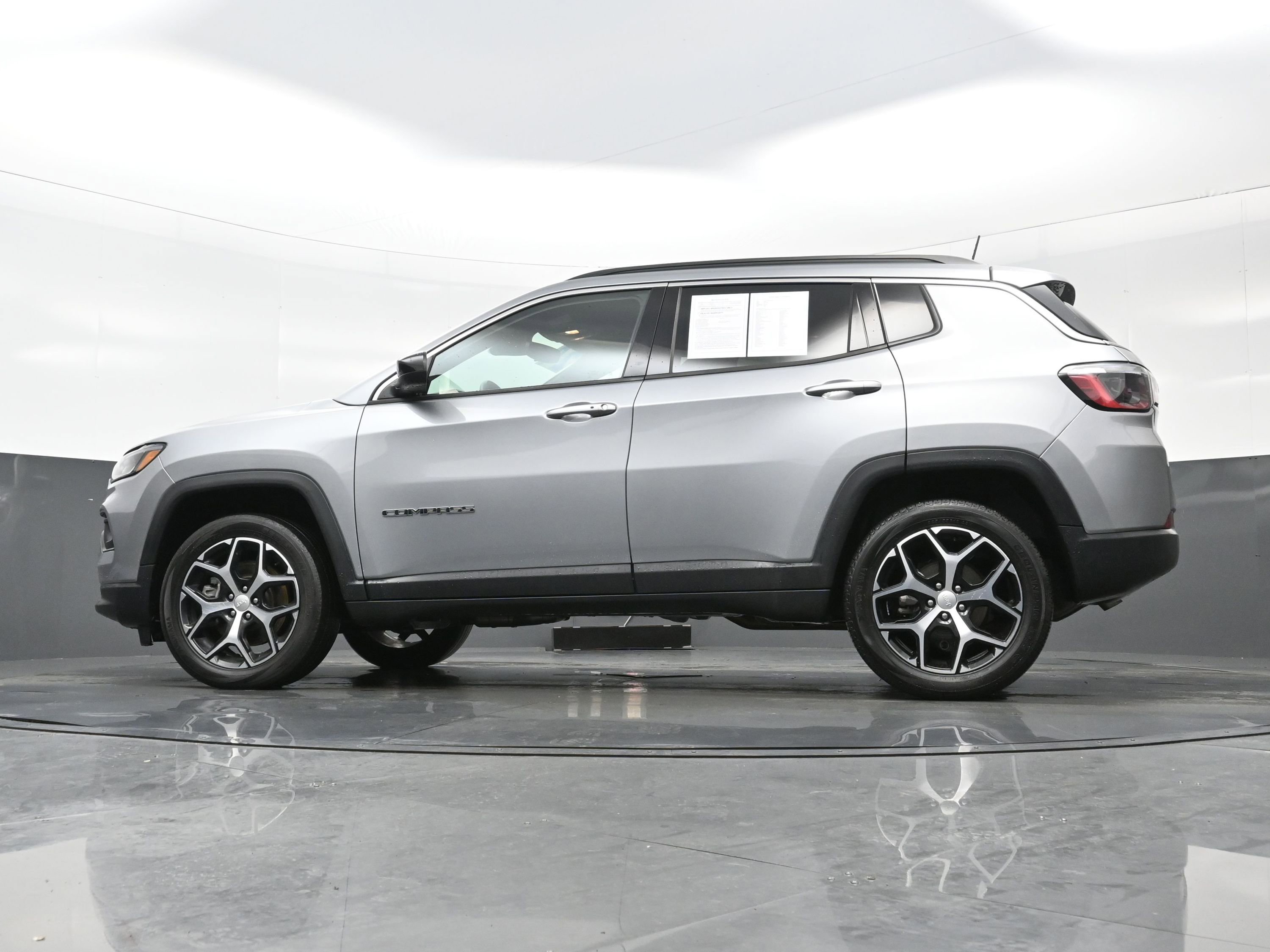 Used 2024 Jeep Compass Latitude AWD/4WD image 27