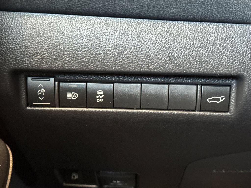 Used 2023 Toyota Venza LE AWD/4WD image 35