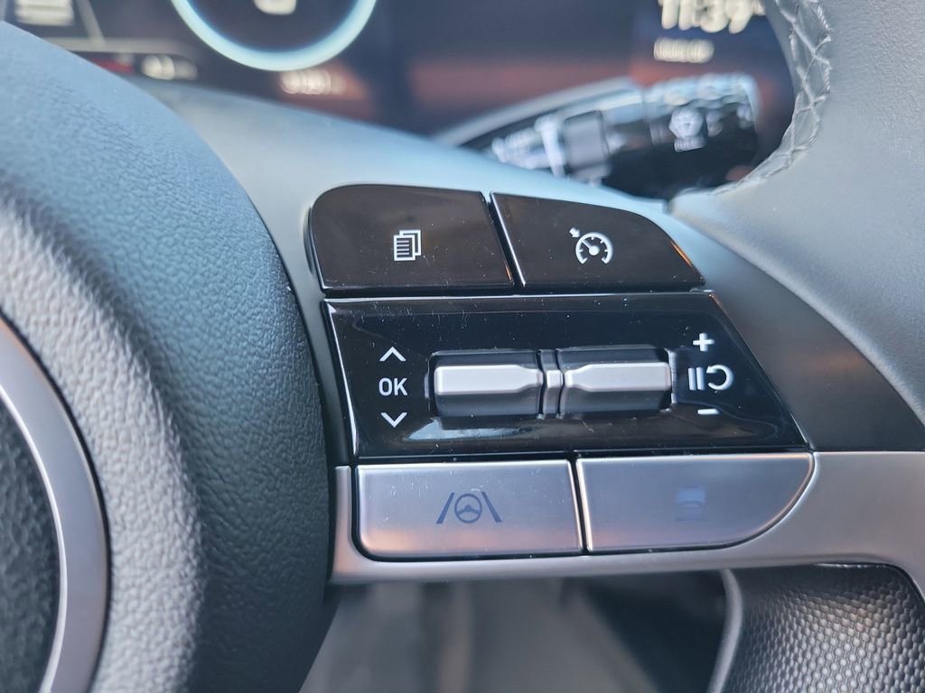 Used 2023 Hyundai Elantra SEL w/ Convenience Package image 6